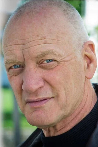 Chân dung Nigel Bennett