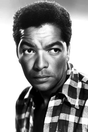 Chân dung Earl Cameron