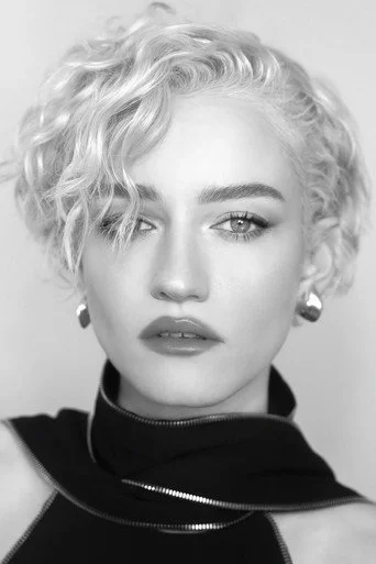 Chân dung Julia Garner