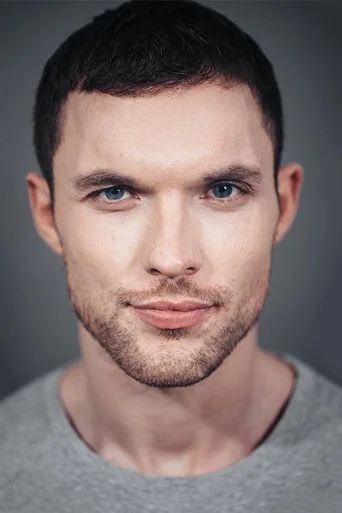 Chân dung Ed Skrein