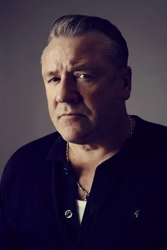 Chân dung Ray Winstone