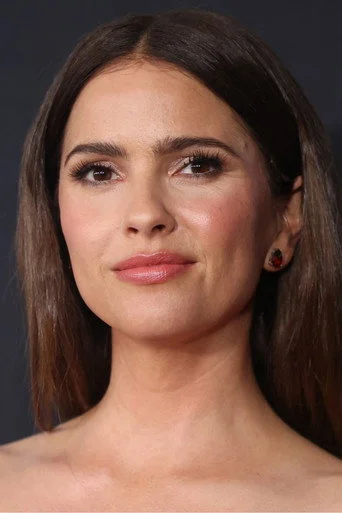 Chân dung Shelley Hennig
