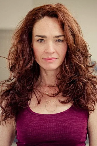 Chân dung Karina Logue