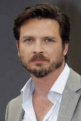 Chân dung Aden Young