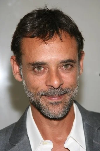 Chân dung Alexander Siddig