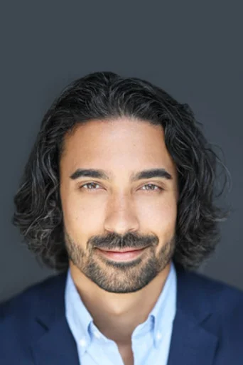 Chân dung Adrian Persad