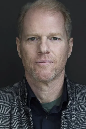 Chân dung Noah Emmerich