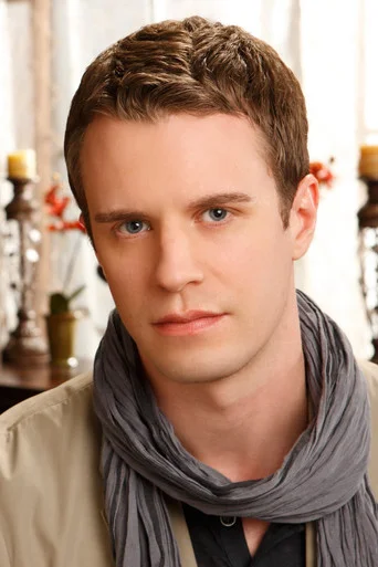 Chân dung Luke Mably