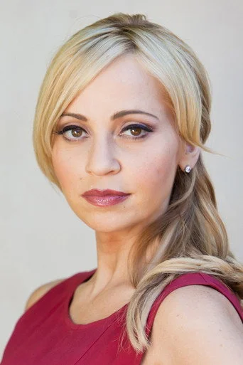 Chân dung Tara Strong