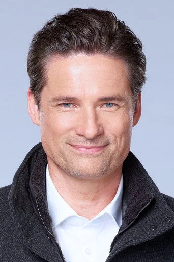 Chân dung Warren Christie