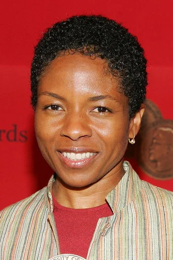 Chân dung LisaGay Hamilton