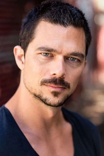 Chân dung Luke Arnold