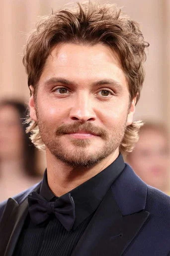 Chân dung Luke Grimes