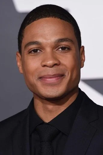 Chân dung Ray Fisher