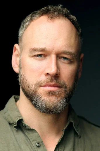 Chân dung Elliot Cowan