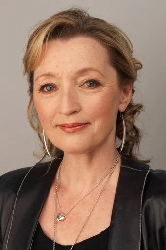 Chân dung Lesley Manville