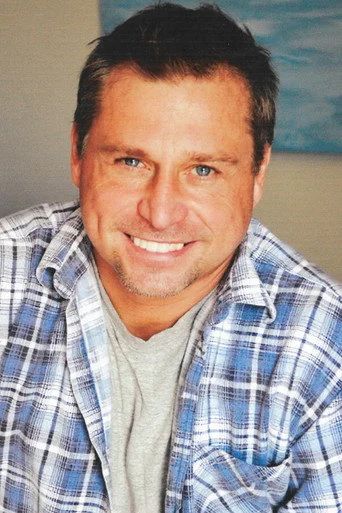 Chân dung Thom Adcox-Hernandez