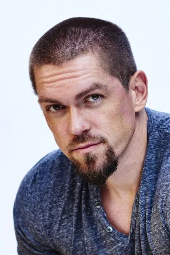 Chân dung Steve Howey