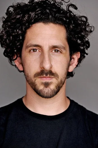 Chân dung Adam Shapiro