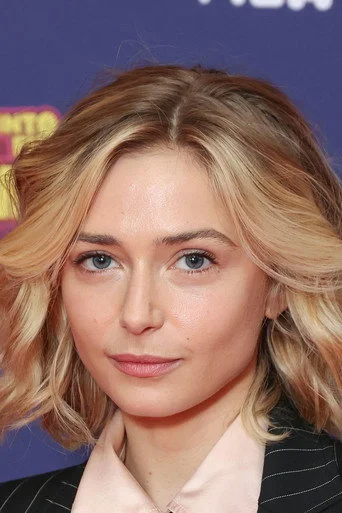 Chân dung Sophie Simnett