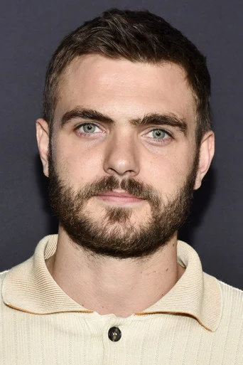 Chân dung Alex Roe