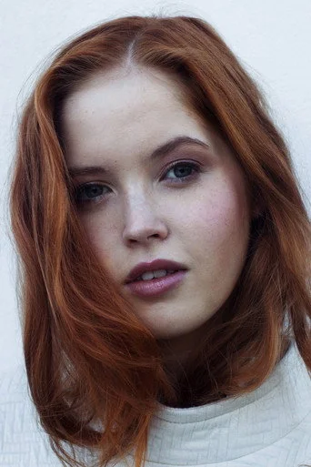 Chân dung Ellie Bamber