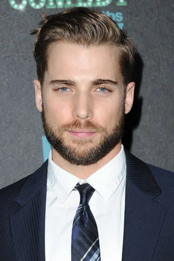 Chân dung Dustin Milligan
