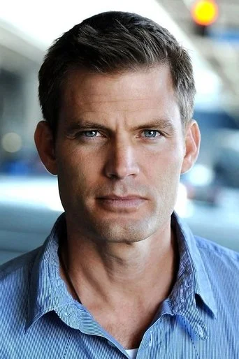 Chân dung Casper Van Dien