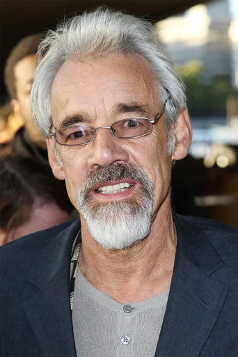 Chân dung Roger Lloyd Pack