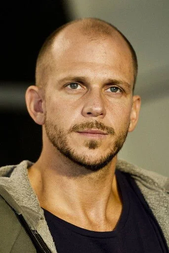 Chân dung Gustaf Skarsgård