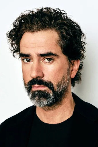 Chân dung Hamish Linklater