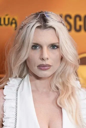 Chân dung Julia Fox