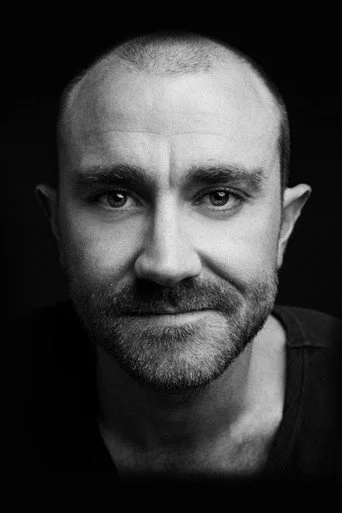 Chân dung Josh McConville