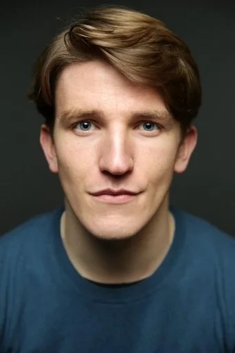 Chân dung Ewan Mitchell