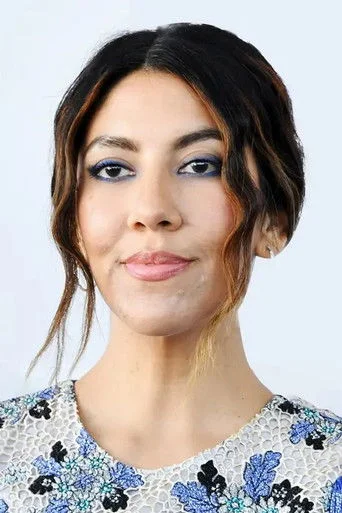 Chân dung Stephanie Beatriz