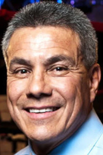Chân dung Russell Mora