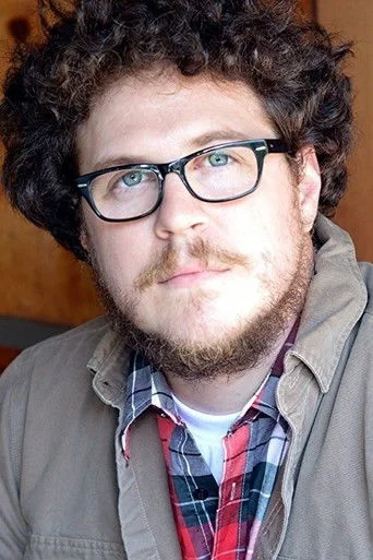 Chân dung Cameron Britton