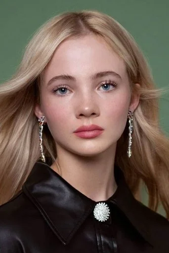 Chân dung Freya Allan