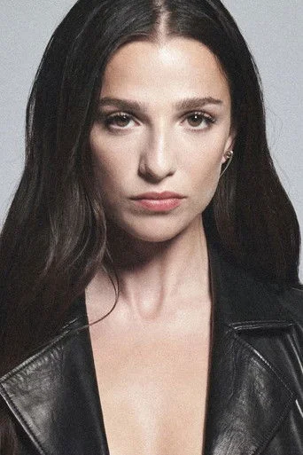 Chân dung Marisa Abela