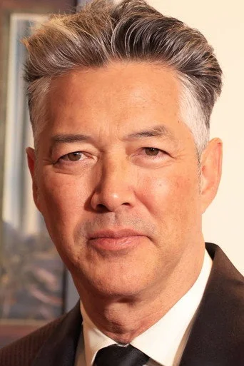 Chân dung Russell Wong