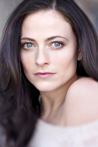 Chân dung Lara Pulver