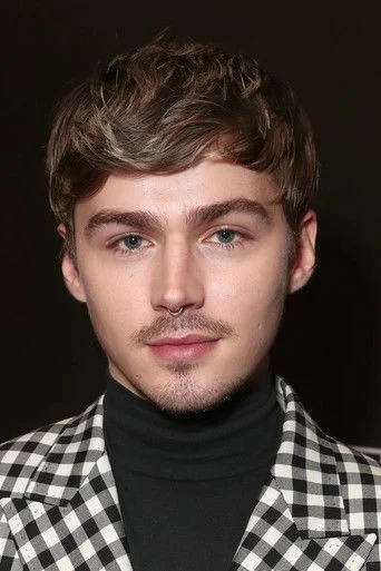 Chân dung Miles Heizer