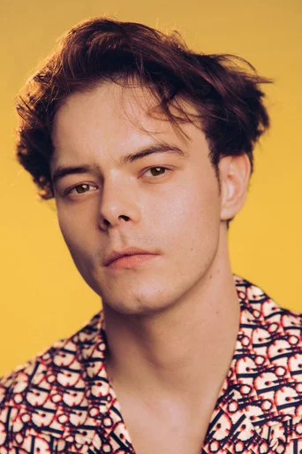 Chân dung Charlie Heaton