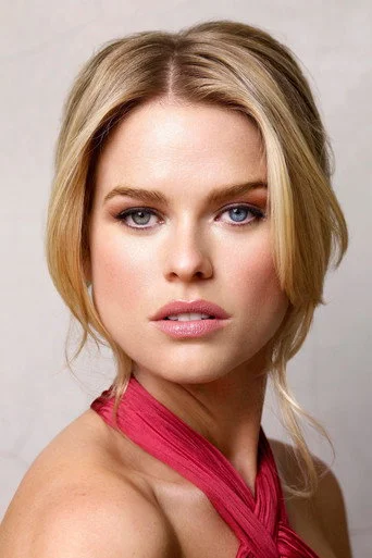 Chân dung Alice Eve