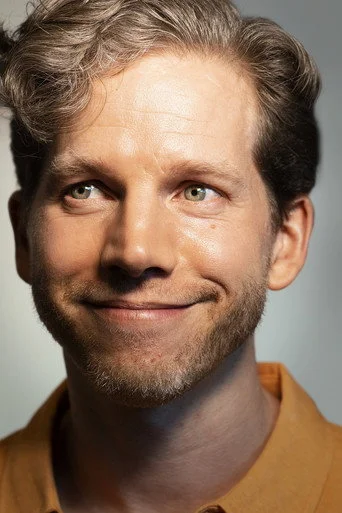 Chân dung Stark Sands