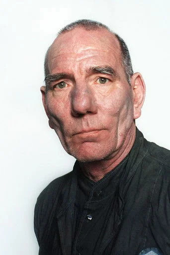 Chân dung Pete Postlethwaite