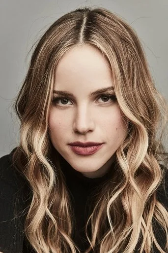 Chân dung Halston Sage