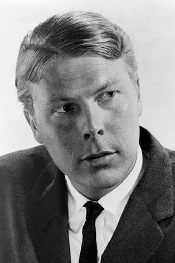 Chân dung Albert Salmi
