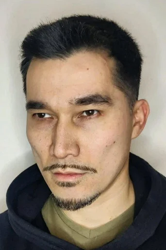 Chân dung Alex East