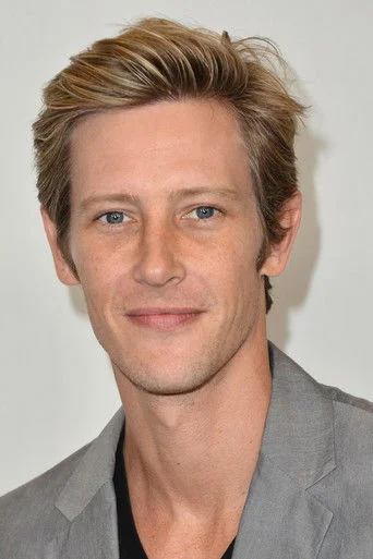 Chân dung Gabriel Mann
